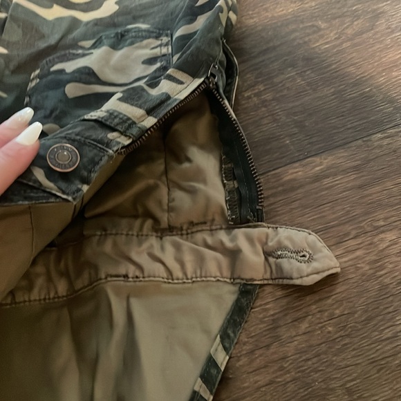 Forever 21 Camo Skinny Jean Overalls Size Medium - Picture 6 of 7